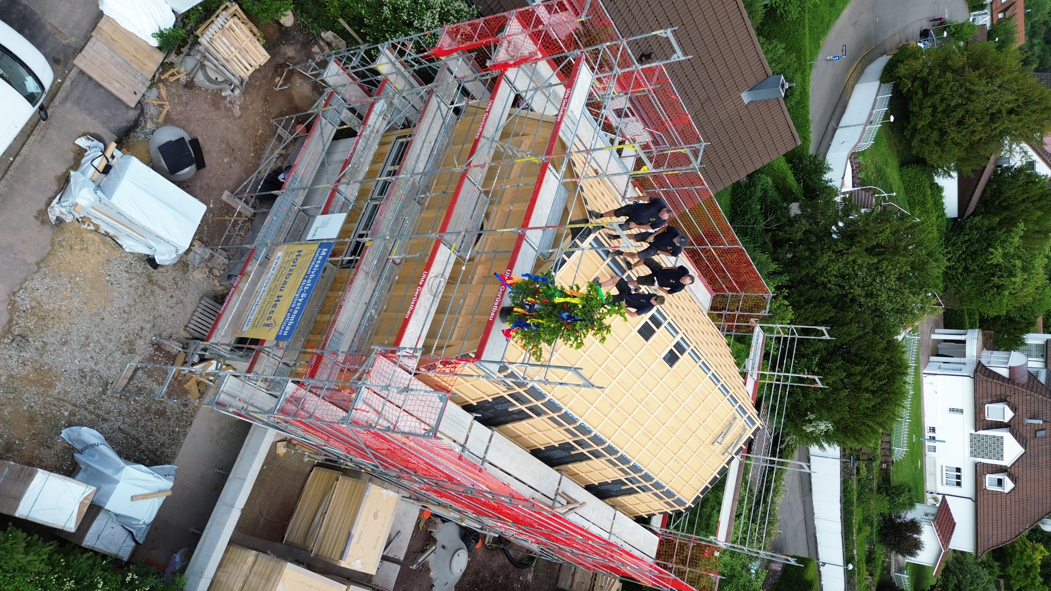 Ökologischer Holzbau Stuttgart – Luftaufnahme mit Richtfestbaum