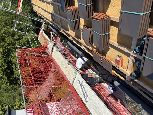 Ökologischer Holzbau Stuttgart – Montage der Dacheindeckung