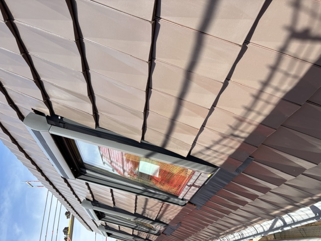 Ökologischer Holzbau Stuttgart – Detailansicht der Dachziegel